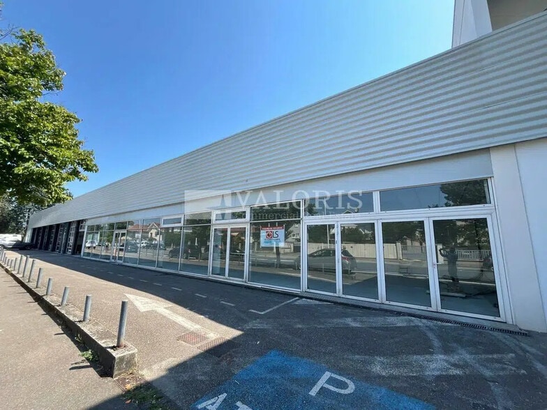 Local d’activités dans Vénissieux à louer - Photo de l’immeuble – Image 3 sur 18