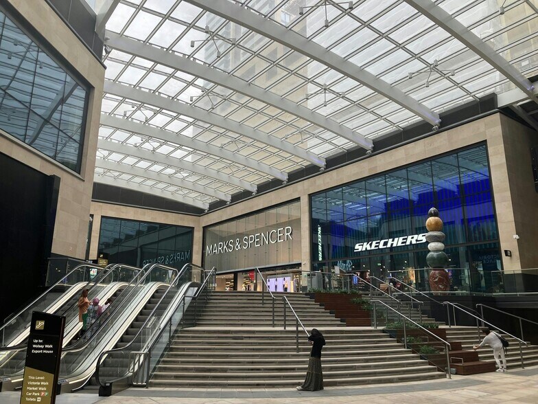 Town Sq, Woking à louer - Photo de l’immeuble – Image 2 sur 6