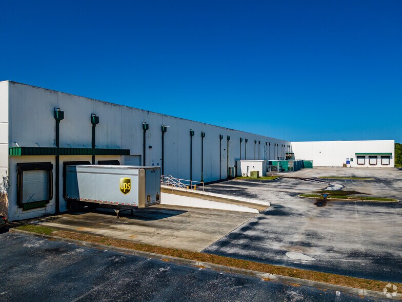 3001 Gateway Centre Pky, Pinellas Park, FL à louer - Photo de l’immeuble – Image 3 sur 6