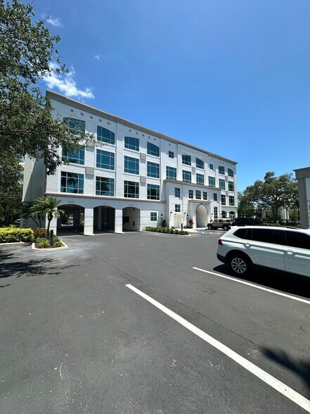 3838 Tamiami Trl N, Naples, FL à louer - Photo de l’immeuble – Image 2 sur 6