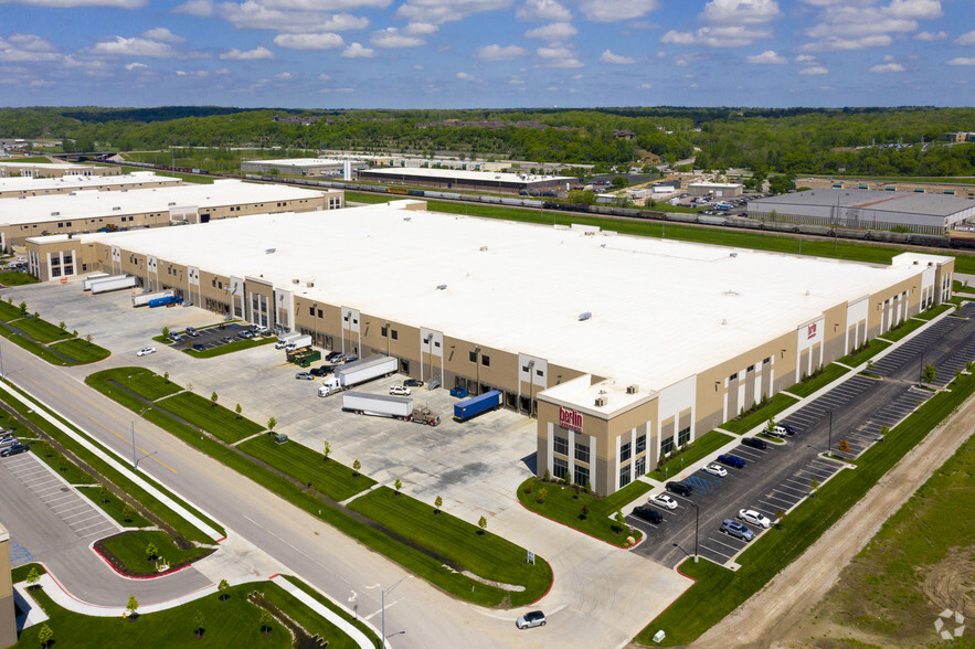 4400 NW 41st St, Riverside, MO à louer - Photo de l’immeuble – Image 3 sur 11
