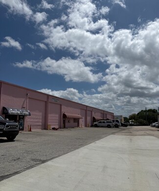 Plus de détails pour 1624 SE Village Green Dr, Port Saint Lucie, FL - Industriel/Logistique à louer