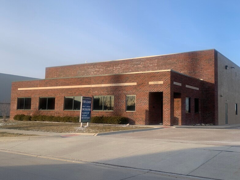 51255 Regency Center Dr, Macomb Township, MI à louer - Photo de l’immeuble – Image 2 sur 5