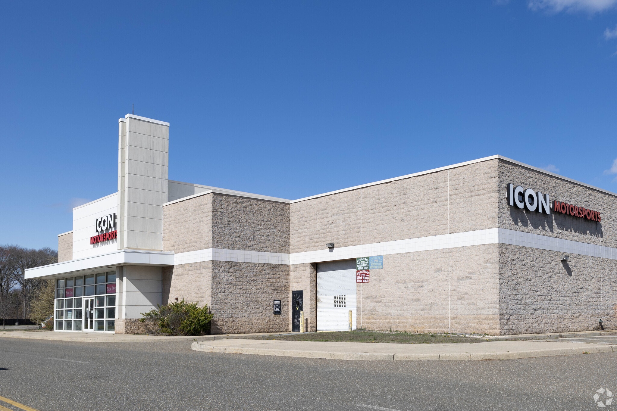 1701 Sunrise Hwy, Bay Shore, NY à louer Photo principale– Image 1 sur 5