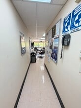 8874-8896 SW 24th St, Miami, FL à louer Photo intérieure– Image 2 sur 9