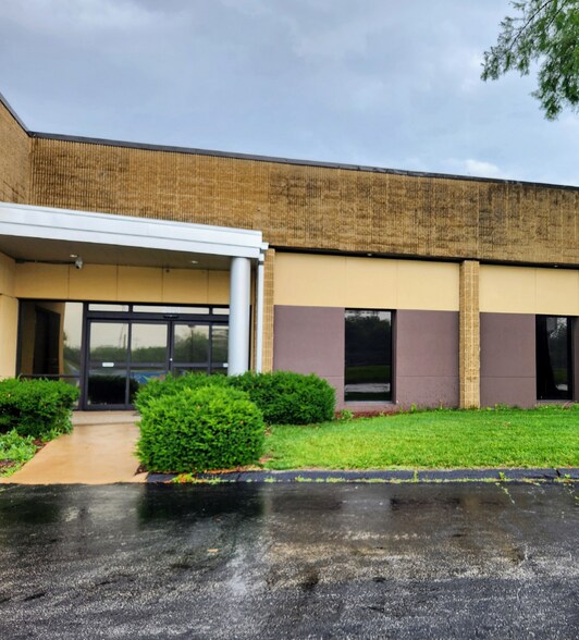 2466-2488 Old Dorsett Rd, Maryland Heights, MO à louer - Photo de l’immeuble – Image 1 sur 4