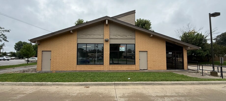 2929 E University Ave, Des Moines, IA à louer - Photo de l’immeuble – Image 1 sur 2