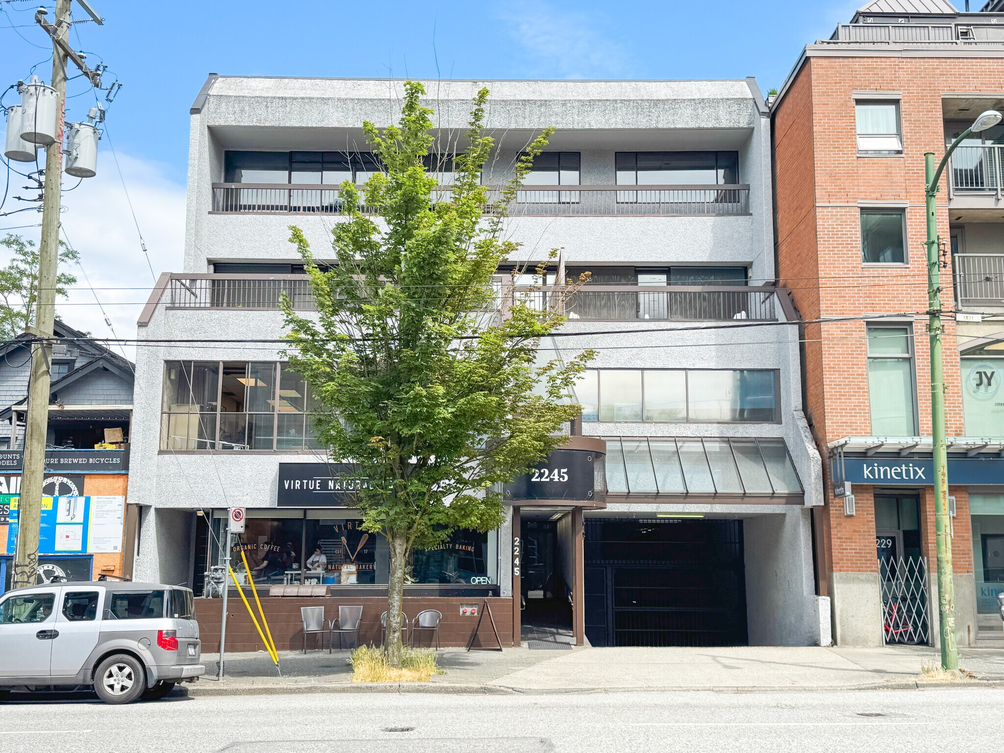 2245 W Broadway, Vancouver, BC à louer Photo de l’immeuble– Image 1 sur 1