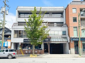 2245 W Broadway, Vancouver, BC à louer Photo de l’immeuble– Image 1 sur 1