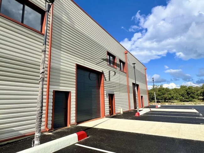 Plus de détails pour Local d’activités à vendre