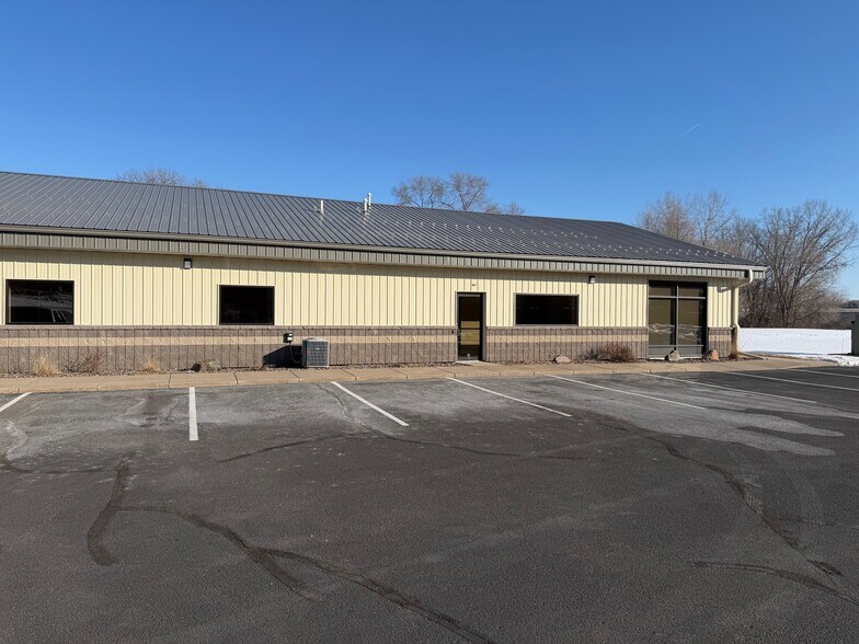 511 N Clairemont Ave, Eau Claire, WI à louer - Photo de l’immeuble – Image 3 sur 7