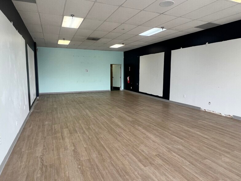 100-200 W Twelve Mile Rd, Madison Heights, MI à louer - Photo intérieure – Image 2 sur 6