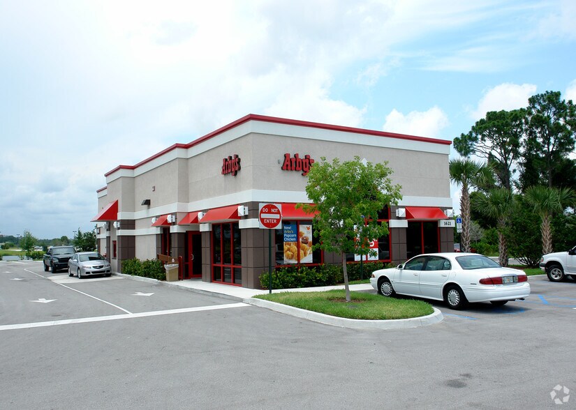 1621 NW St Lucie West Blvd, Port Saint Lucie, FL à louer - Photo de l’immeuble – Image 2 sur 2