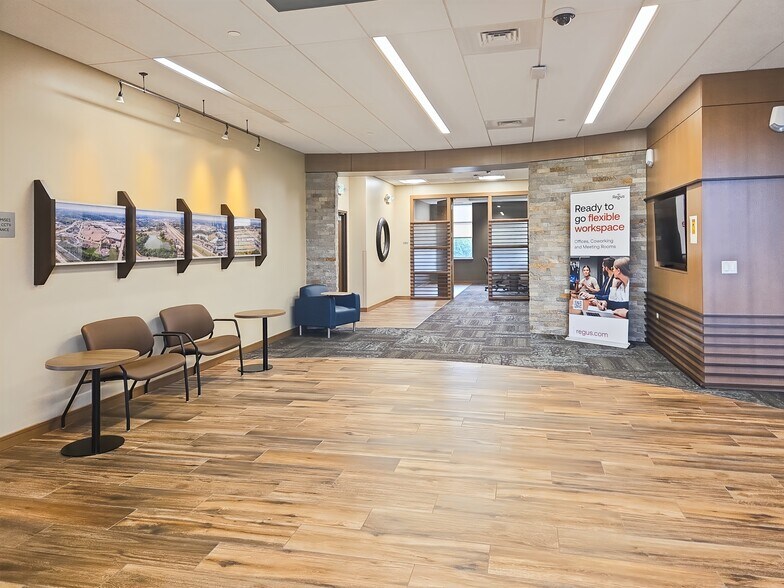 3402 Oakwood Mall Dr, Eau Claire, WI à louer - Photo intérieure – Image 3 sur 9