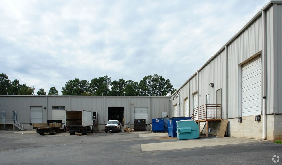 7517 Precision Dr, Raleigh, NC à louer - Photo de l’immeuble – Image 2 sur 6