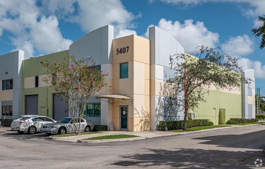 5401 N Haverhill Rd, West Palm Beach, FL à louer - Photo de l’immeuble – Image 1 sur 11