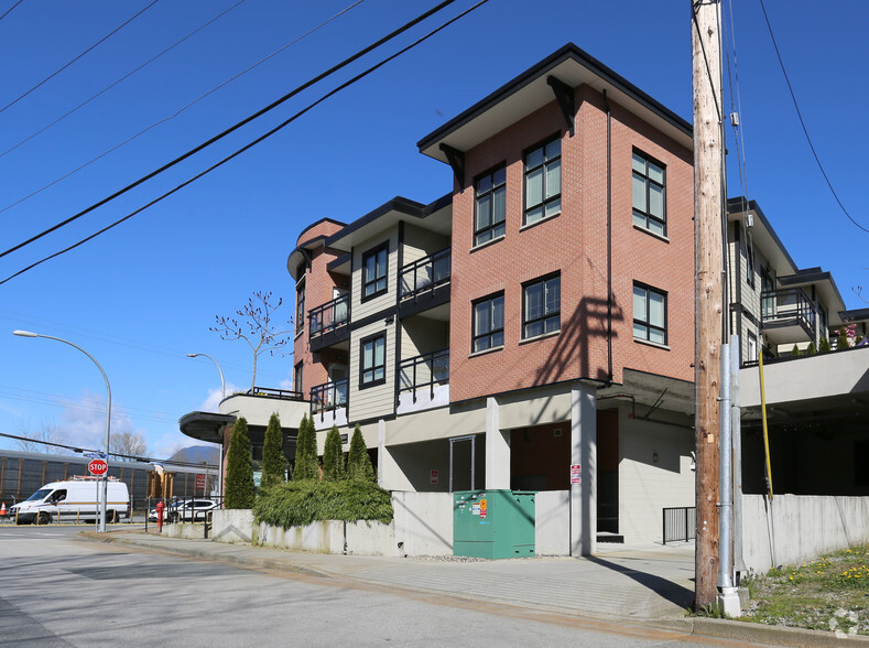 2664 Kingsway Ave, Port Coquitlam, BC à vendre - Photo de l’immeuble – Image 3 sur 4