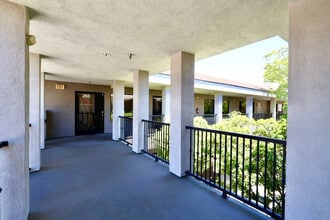 8290 W Sahara Ave, Las Vegas, NV à louer Photo de l’immeuble– Image 2 sur 12