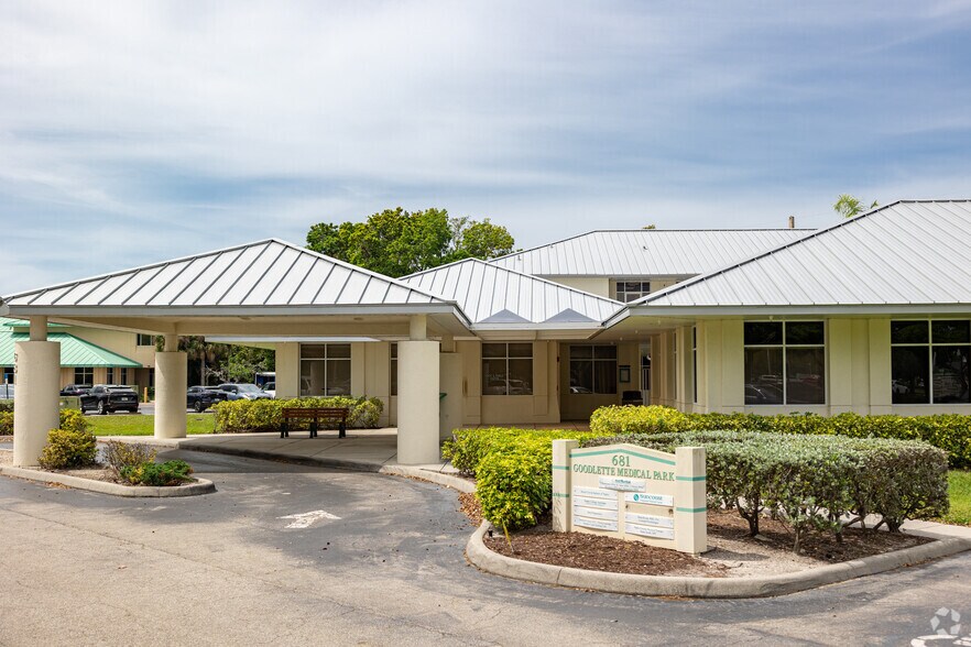 681 Goodlette Rd N, Naples, FL à louer - Photo de l’immeuble – Image 3 sur 5