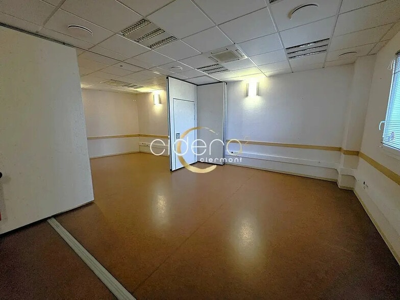 Bureau dans Clermont-Ferrand à vendre - Photo de l’immeuble – Image 3 sur 13