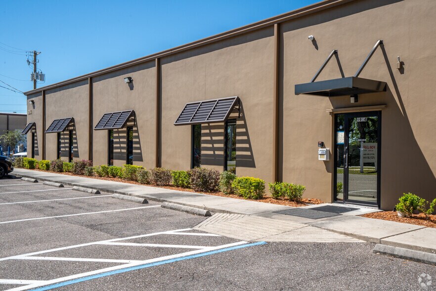 6914 Asphalt Ave, Tampa, FL à louer - Photo de l’immeuble – Image 3 sur 12