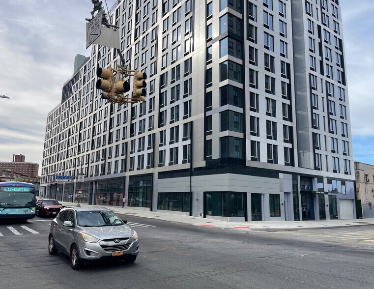 401 W 207th St, New York, NY à louer - Photo de l’immeuble – Image 2 sur 5