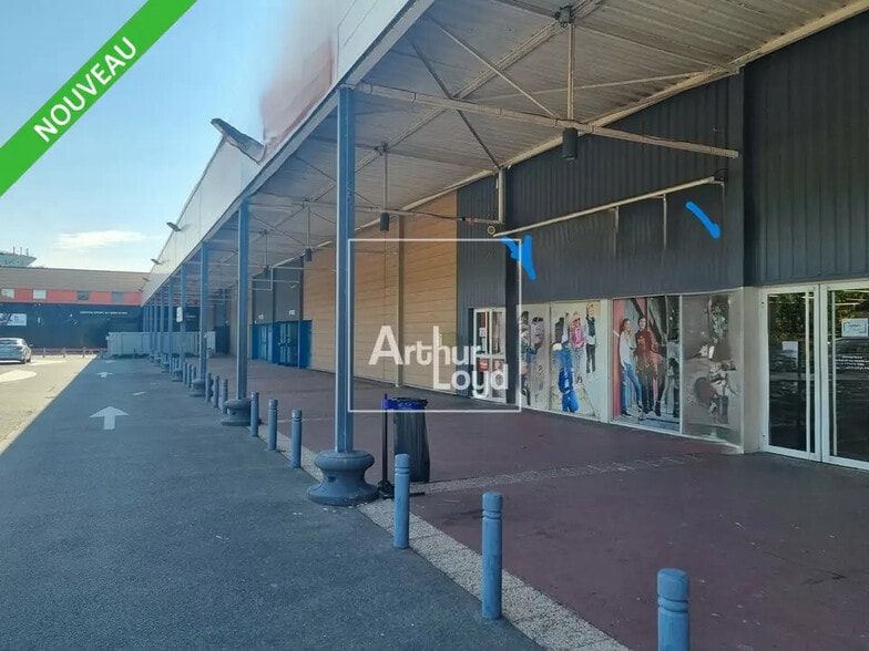 Local commercial dans Savigny-le-Temple à louer - Photo de l’immeuble – Image 1 sur 4
