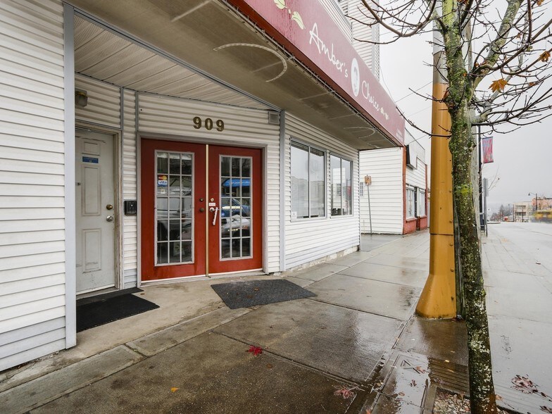909-915 Twelfth St, New Westminster, BC à vendre - Photo de l’immeuble – Image 3 sur 17