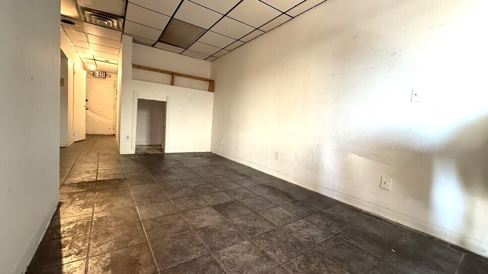 70-17 Austin St, Flushing, NY à louer - Photo de l’immeuble – Image 3 sur 5