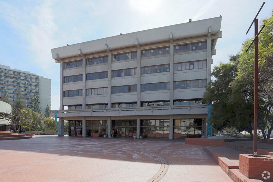 244 S San Pedro St, Los Angeles, CA à louer - Photo de l’immeuble – Image 2 sur 4