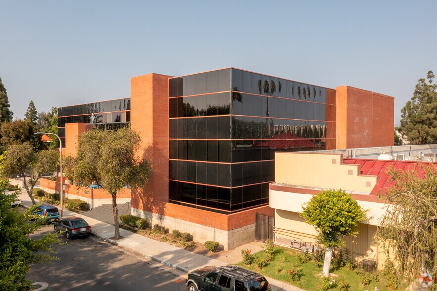 203 N Golden Circle Dr, Santa Ana, CA à vendre - Photo de l’immeuble – Image 2 sur 16