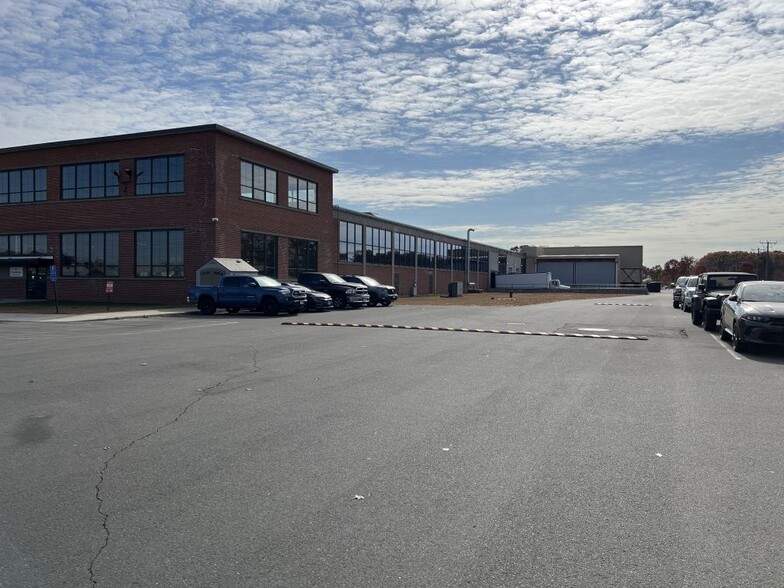75 Aircraft Rd, Southington, CT à louer - Photo de l’immeuble – Image 2 sur 15