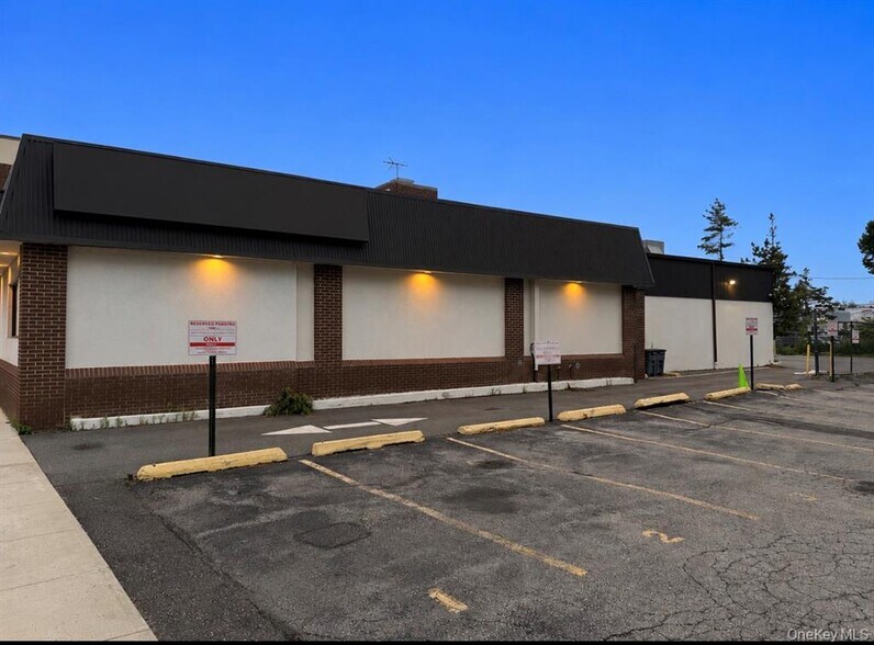 19 Morris Ave, Rockville Centre, NY à vendre - Photo de l’immeuble – Image 2 sur 9