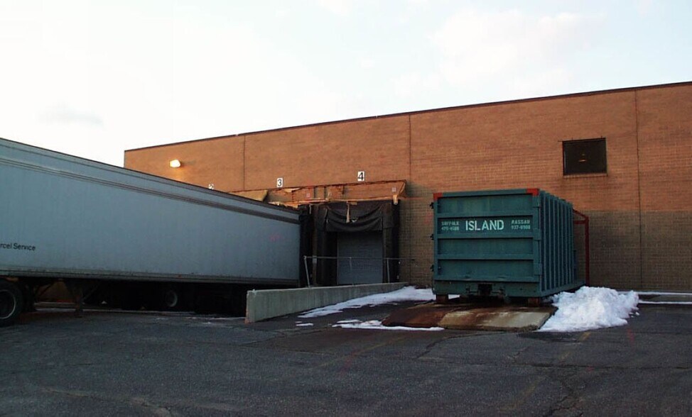 2150 Fifth Ave, Ronkonkoma, NY à louer - Photo de l’immeuble – Image 3 sur 5