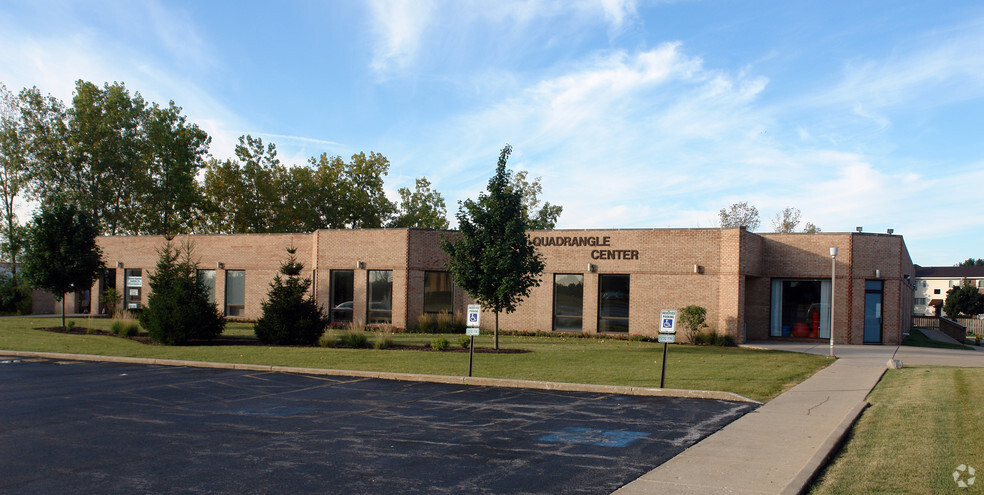 391 Quadrangle Dr, Bolingbrook, IL à louer - Photo de l’immeuble – Image 1 sur 14