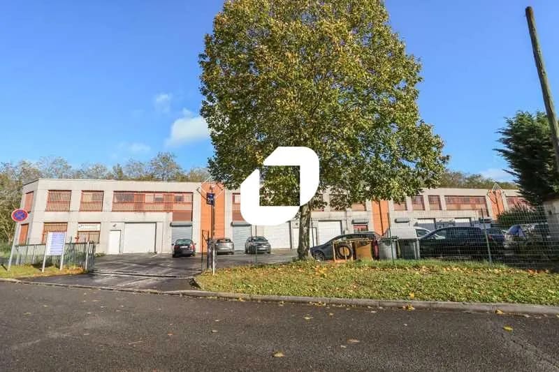 22 Bis Rue Des Malines, Lisses à louer - Photo de l’immeuble – Image 1 sur 9