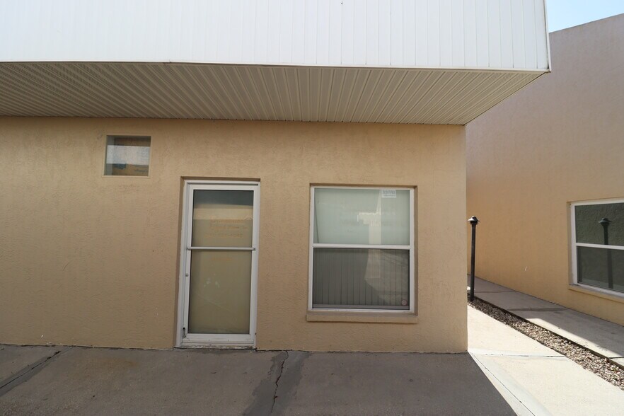 18350 Paulson Dr, Port Charlotte, FL à vendre - Photo de l’immeuble – Image 3 sur 6