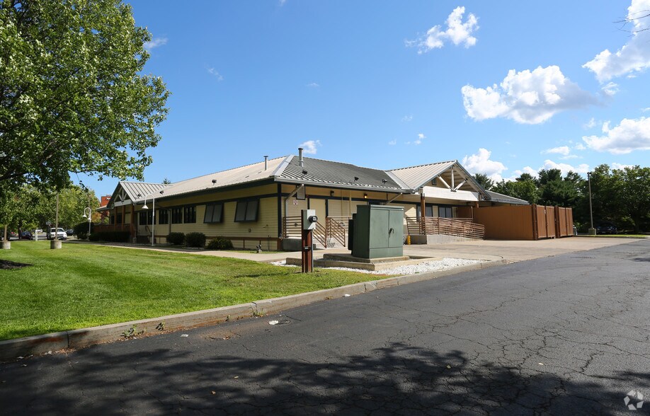 170 Wolf Rd, Albany, NY à vendre - Photo de l’immeuble – Image 2 sur 7