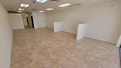 15610-15620 N 35th Ave, Phoenix, AZ à louer Photo intérieure– Image 1 sur 6
