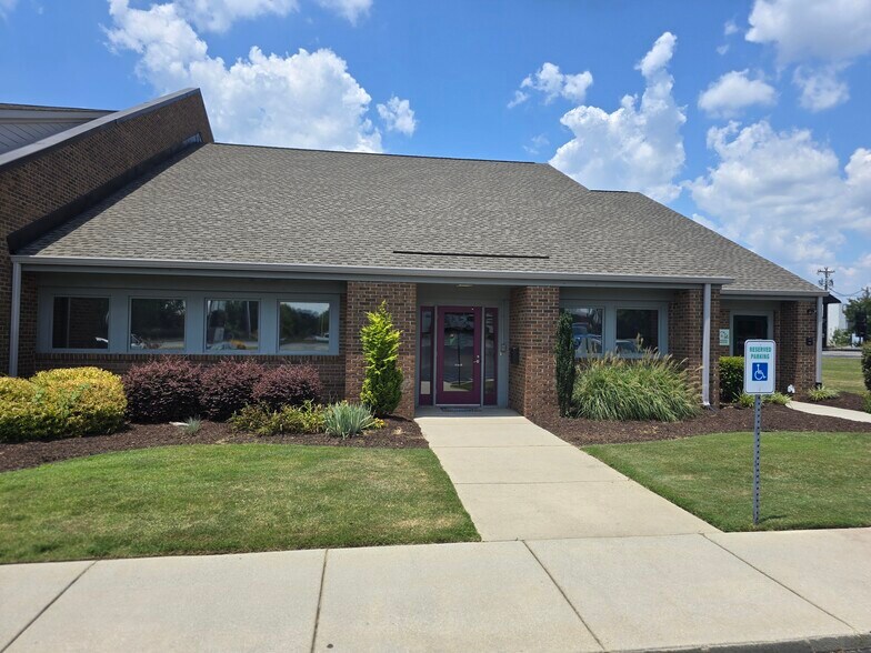672B Fairview Rd, Simpsonville, SC à louer - Photo de l’immeuble – Image 1 sur 9