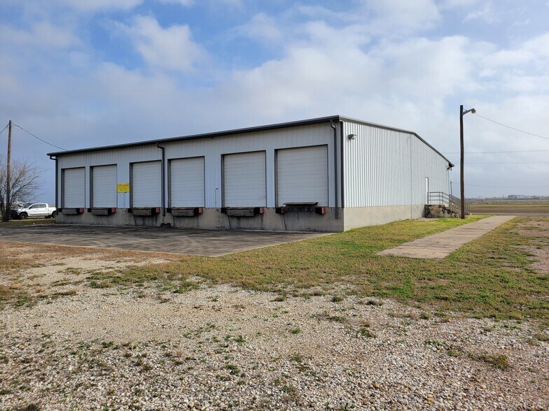 158 Hangar Dr S, Victoria, TX à louer - Photo de l’immeuble – Image 2 sur 18