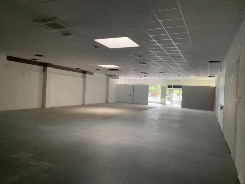 Local commercial dans Bourg-en-Bresse à louer - Photo de l’immeuble – Image 3 sur 5