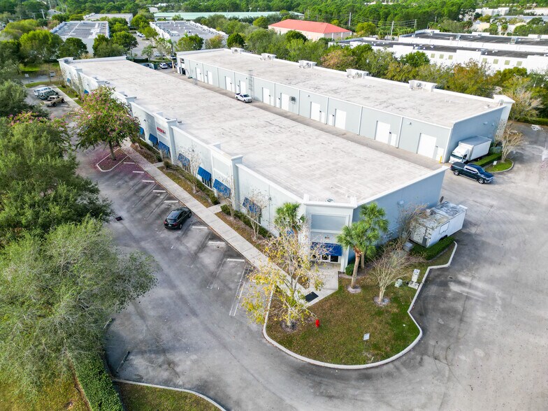 660 NW Enterprise Dr, Port Saint Lucie, FL à louer - Photo de l’immeuble – Image 3 sur 14