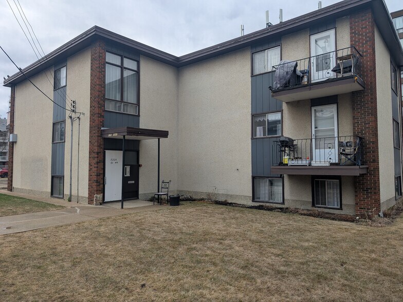8205 85th Ave NW, Edmonton, AB à vendre - Photo principale – Image 1 sur 13