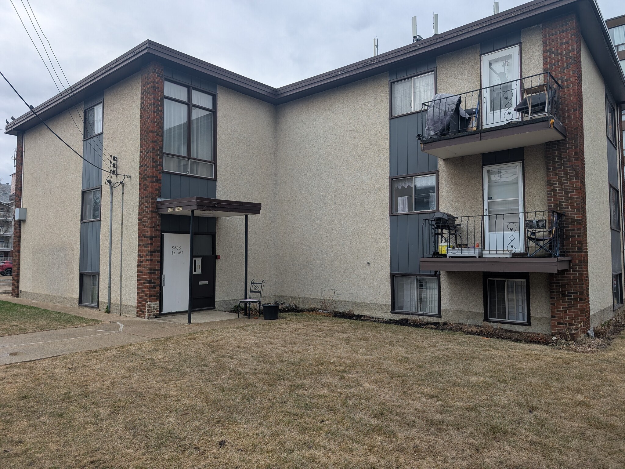 8205 85th Ave NW, Edmonton, AB à vendre Photo principale– Image 1 sur 14
