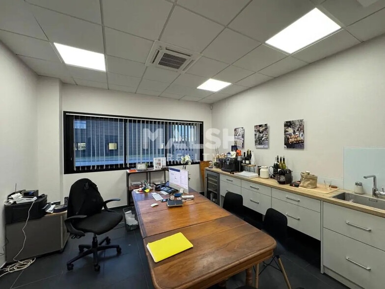 Local commercial dans Montrond-les-Bains à louer - Photo de l’immeuble – Image 3 sur 11