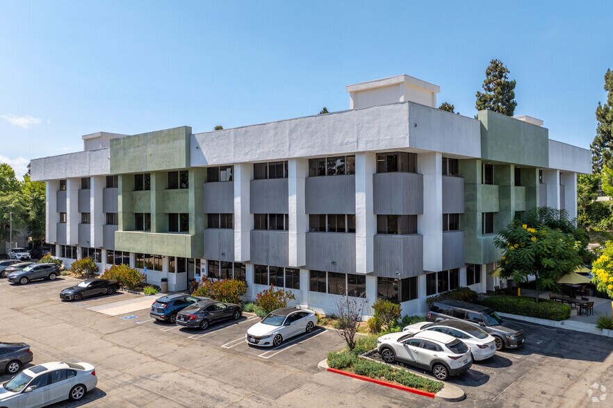 5839-5855 Green Valley Cir, Culver City, CA à louer - Photo de l’immeuble – Image 2 sur 9