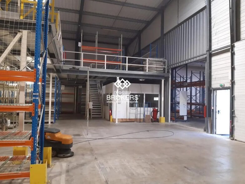 Local d’activités dans Porte-de-Savoie à louer - Photo intérieure – Image 1 sur 9