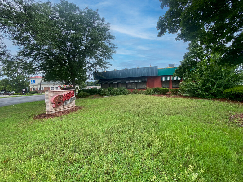 44 Wolf Rd, Colonie, NY à louer - Photo principale – Image 1 sur 1