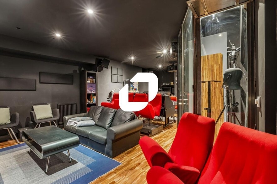 42 Rue Des Vinaigriers, Paris à louer - Photo de l’immeuble – Image 3 sur 15